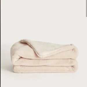 NIP Unhide Lil Marsh' Shade Beige Bear Size Small 50" x 60".  Soft and luxurious